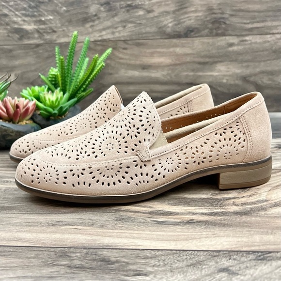 NIB Clarks Trish Calla Sand Suede Smoking Loafer Flats Perforated 8M 39 - Picture 4 of 12